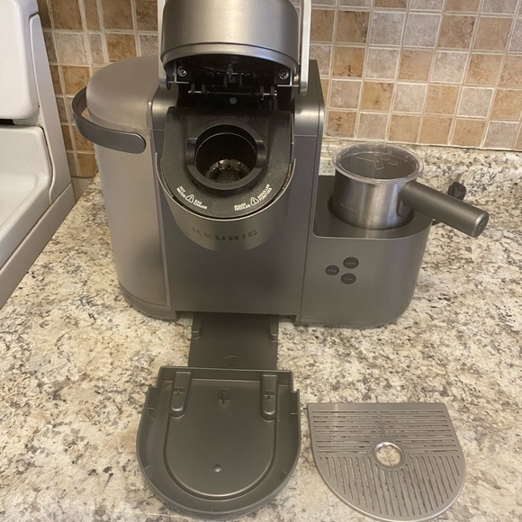 Keurig Single Serve Coffee, Latte&Cappuccino Maker - Picture 6 of 10